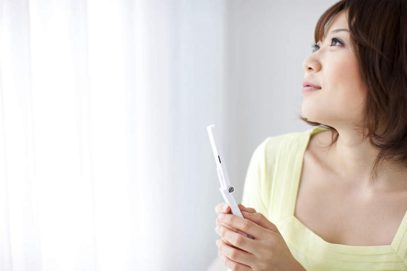 东方人,一个人,站,举,打电话,横图,室内,白天,正面,窗帘,电话,手机,亚洲,仅一个年轻女性,仅一个女性,仅一个人,握,服装,墙,拿,拿着,注视,休闲装,黄种人,通讯设备,墙壁,墙面,衣服,黄色,观察,看,托,站着,休闲,休闲服,握着,服饰,观看,察看,关注,交流,年轻女性,女人,女性,亚洲人,沟通,举起,举手,举着,抬头,通话,向上举,向上伸,向上托,仰头,站立,半身,彩图