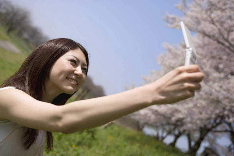 东方人,一个人,站,举,笑,打电话,微笑,露齿笑,横图,室外,白天,正面,旅游,度假,草地,草坪,美景,树林,植物,樱花,电话,手机,叶子,亚洲,仅一个年轻女性,仅一个女性,仅一个人,许多,握,阴影,光线,影子,景观,拿,拿着,黄种人,娱乐,通讯设备,草,树,树木,蓝色,绿色,蓝天,天空,阳光,自然,天,托,站着,享受,休闲,景色,放松,握着,摄影,生长,晴朗,成长,自然风光,万里无云,仙樱花,福岛樱,青肤樱,交流,年轻女性,女人,女性,亚洲人,叶,晴空,晴空万里,荆桃,沟通,举起,举手,举着,通话,向上举,向上伸,向上托,站立,半身,彩图,拍摄