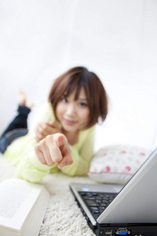 东方人,一个人,举,竖图,室内,白天,正面,电脑,笔记本电脑,靠垫,书籍,亚洲,仅一个年轻女性,仅一个女性,仅一个人,指,网络,靠枕,注视,黄种人,方向,通讯设备,垫子,枕头,观察,看,趴着,手势,托,观看,察看,无线,指向,食指,关注,通信设备,无线网络,无线上网,便携式电脑,手提电脑,年轻女性,女人,女性,亚洲人,书,图书,举起,举手,举着,趴,向上举,向上伸,向上托,彩图,全身