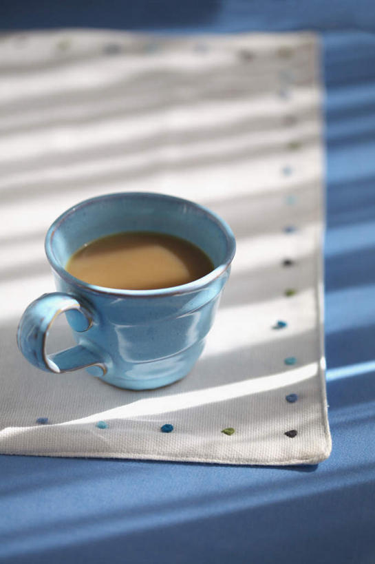 咖啡,无人,竖图,俯视,室内,白天,幸福,餐桌,桌子,杯子,阴影,光线,布料,瓷器,影子,咖啡杯,陶瓷制品,布纹,娱乐,桌布,饮料,一个,阳光,餐巾,台布,享受,休闲,温馨,放松,乐趣,单个,餐台,提神,舒适,瓷杯,醒脑,软饮料,彩图,高角度拍摄