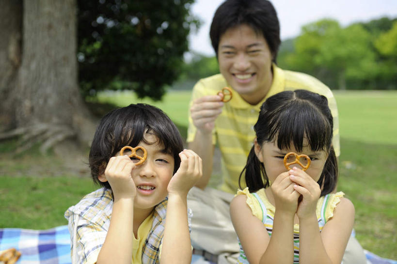 点心,东方人,儿童,三个人,家庭,父亲,女儿,儿子,坐,举,笑,微笑,露齿笑,横图,室外,白天,正面,旅游,度假,纯洁,草地,草坪,美景,树林,植物,亚洲,许多,握,阴影,光线,布料,影子,景观,食品,甜点,拿,布纹,拿着,注视,黄种人,娱乐,草,树,树木,食物,糕点,小孩,蓝色,绿色,蓝天,天空,阳光,自然,垫子,饼干,甜食,零食,天,观察,看,托,享受,休闲,温暖,温馨,父女,父子,一家人,景色,放松,父爱,可爱,童年,童趣,握着,生长,晴朗,成长,观看,和睦,察看,关注,自然风光,童真,烂漫,无邪,万里无云,装饰饼干,天真,男孩,男人,男性,年轻男性,女孩,女人,女性,亚洲人,孩子,年轻人,晴空,晴空万里,举起,举手,举着,向上举,向上伸,向上托,坐着,半身,彩图,融洽,男生,女生