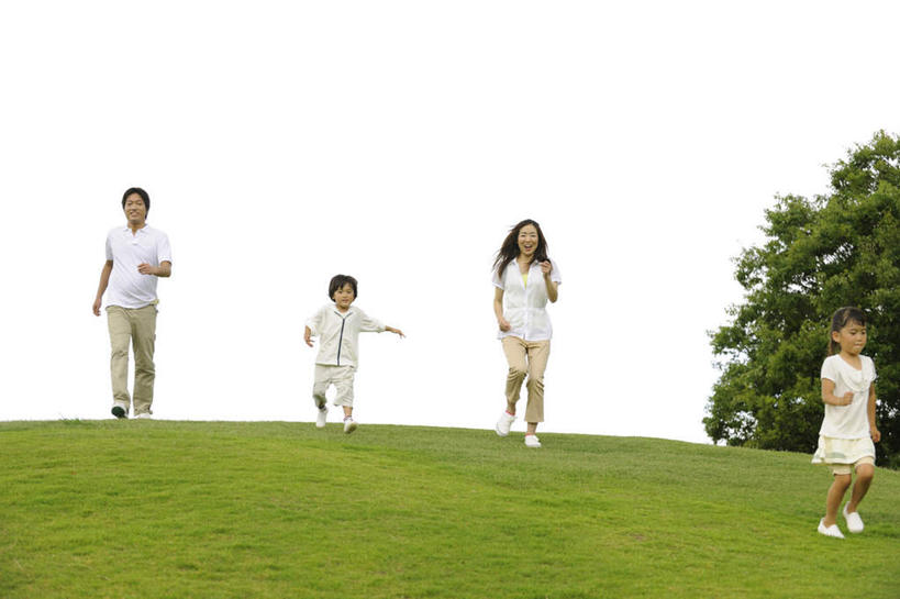 东方人,儿童,家庭,夫妻,母亲,父亲,女儿,儿子,跑,笑,微笑,露齿笑,横图,室外,白天,仰视,爱情,锻炼,旅游,度假,纯洁,运动,草地,草坪,美景,树林,植物,亚洲,许多,阴影,光线,影子,景观,浪漫,注视,黄种人,娱乐,草,树,树木,小孩,蓝色,绿色,蓝天,天空,阳光,自然,天,观察,看,享受,休闲,温暖,温馨,父女,父子,母女,母子,一家人,景色,恩爱,放松,父爱,可爱,母爱,童年,童趣,搭,恋人,生长,晴朗,成长,观看,和睦,察看,搭着,关注,自然风光,童真,烂漫,无邪,万里无云,体育,天真,男孩,男人,男性,年轻男性,年轻女性,女孩,女人,女性,亚洲人,孩子,年轻人,夫妇,情侣,晴空,晴空万里,跑步,彩图,低角度拍摄,全身,健身,伴侣,融洽,男生,女生