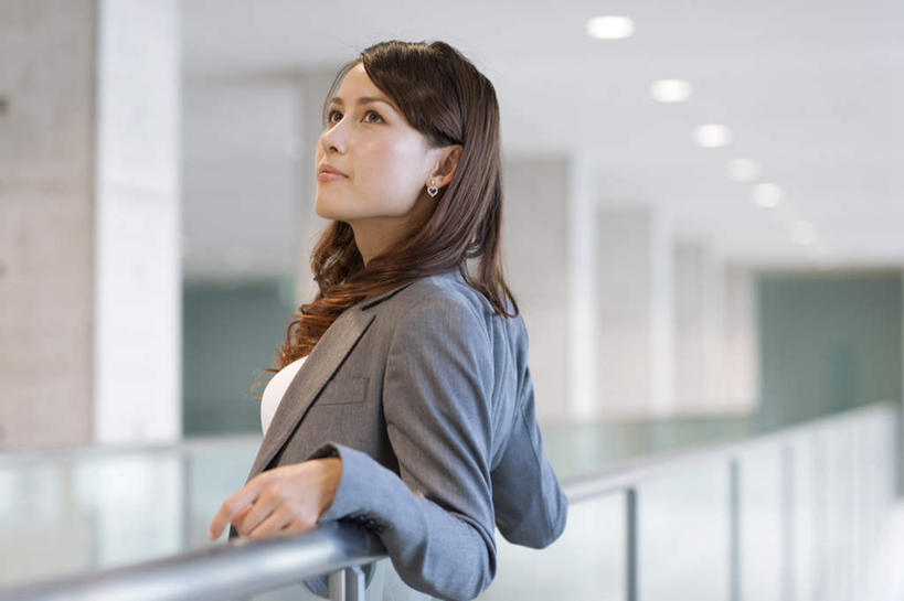 东方人,一个人,商务人士,商务女性,栏杆,站,举,横图,室内,白天,侧面,天花板,照明,亚洲,仅一个年轻女性,仅一个女性,仅一个人,套装,墙,围栏,灯光,注视,黄种人,护栏,顶灯,墙壁,墙面,灯,灯具,观察,看,靠,靠着,托,倚靠,站着,观看,照亮,察看,倚着,照明设备,关注,商务装,工薪阶层,年轻女性,女人,女性,亚洲人,白领,上班族,举起,举手,举着,抬头,向上举,向上伸,向上托,仰头,站立,半身,彩图