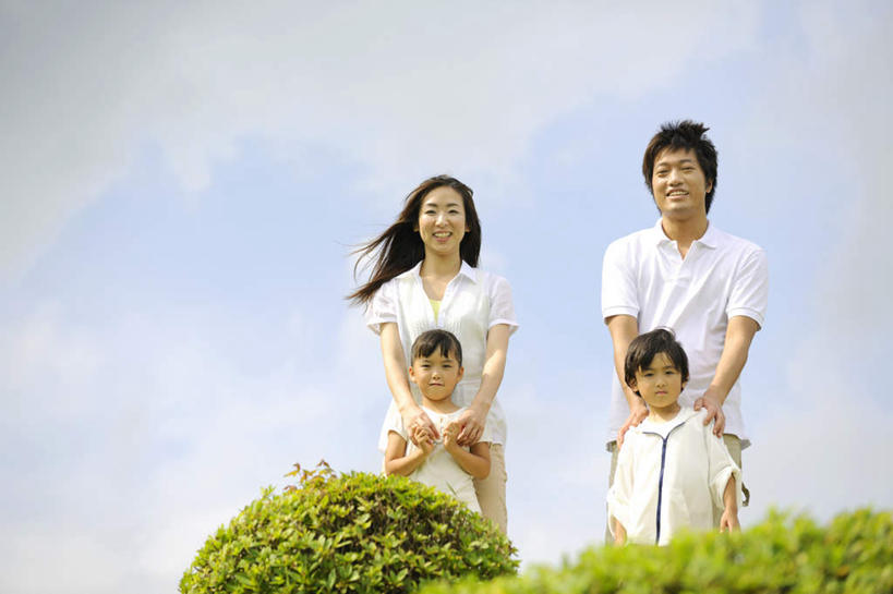 东方人,儿童,家庭,夫妻,母亲,父亲,女儿,站,抱,笑,微笑,露齿笑,横图,室外,白天,仰视,爱情,纯洁,草地,草坪,植物,亚洲,握,云,云朵,浪漫,云彩,注视,黄种人,草,小孩,蓝色,绿色,白云,蓝天,天空,天,观察,看,站着,温暖,温馨,父女,母女,一家人,恩爱,父爱,可爱,母爱,童年,童趣,握着,恋人,晴朗,抱着,观看,和睦,察看,搂着,关注,童真,烂漫,无邪,天真,男人,男性,年轻男性,年轻女性,女孩,女人,女性,亚洲人,孩子,年轻人,夫妇,情侣,晴空,怀抱,搂,搂抱,相抱,拥抱,站立,半身,彩图,低角度拍摄,伴侣,融洽,女生