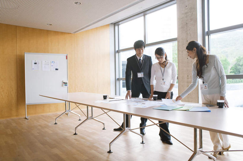 东方人,三个人,商务人士,商务男性,商务女性,站,横图,室内,白天,正面,衬衫,旅游,度假,美景,树林,植物,窗户,落地窗,桌子,杯子,亚洲,许多,握,套装,材料,瓷器,档案,文件,墙,景观,咖啡杯,陶瓷制品,拿,拿着,注视,黄种人,娱乐,玻璃窗,墙壁,墙面,树,树木,绿色,自然,白板,资料,观察,看,站着,享受,休闲,景色,放松,握着,生长,成长,观看,察看,关注,自然风光,文档,瓷杯,商务装,记录板,工薪阶层,记事板,男人,男性,年轻男性,年轻女性,女人,女性,亚洲人,白领,上班族,站立,彩图,全身,衬衣