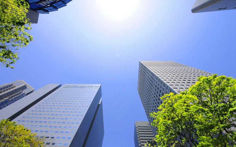 无人,高楼大厦,横图,室外,白天,仰视,旅游,度假,美景,树林,太阳,植物,城市风光,城市,大厦,建筑,摩天大楼,东京,日本,亚洲,许多,阴影,光线,影子,景观,娱乐,建设,树,树木,蓝色,绿色,蓝天,天空,阳光,自然,天,享受,休闲,景色,放松,生长,晴朗,成长,自然风光,东亚,本州,万里无云,关东地方,本州岛,日本国,东京都,晴空,晴空万里,彩图,低角度拍摄,大楼,高层建筑,高楼,摩天楼