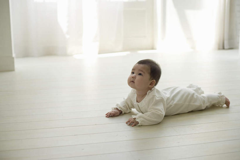 东方人,儿童,一个人,横图,俯视,室内,白天,纯洁,窗户,窗帘,地板,落地窗,亚洲,仅一个男性,仅一个人,地面,注视,黄种人,木地板,玻璃窗,小孩,观察,看,趴着,仅一个小孩,可爱,童年,童趣,观看,察看,关注,童真,烂漫,无邪,天真,男孩,男人,男性,亚洲人,孩子,趴,抬头,仰头,彩图,高角度拍摄,全身,男生