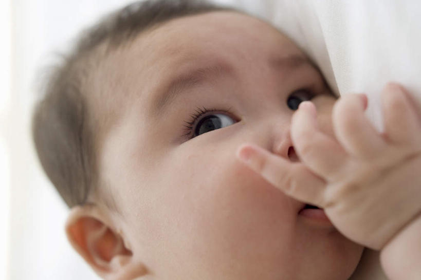 东方人,儿童,一个人,笑,微笑,露齿笑,横图,俯视,室内,特写,白天,纯洁,床,亚洲,仅一个男性,仅一个人,床单,注视,黄种人,被子,裸露,小孩,观察,看,趴着,仅一个小孩,可爱,童年,童趣,单人床,观看,察看,被单,关注,裸,童真,烂漫,无邪,天真,男孩,男人,男性,亚洲人,孩子,趴,半身,彩图,高角度拍摄,男生