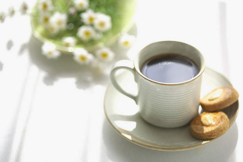 点心,面包,无人,横图,俯视,室内,特写,白天,快乐,幸福,餐桌,桌子,杯子,托盘,阴影,朦胧,模糊,光线,瓷器,影子,食品,面点,玛格丽特,咖啡杯,陶瓷制品,雏菊,食物,糕点,阳光,菊花,活力,餐台,希望,坚强,瓷杯,和平,离别,延命菊,幸福花,春菊,马兰头花,暗恋,纯情,单恋,天真,彩图,高角度拍摄,愉快