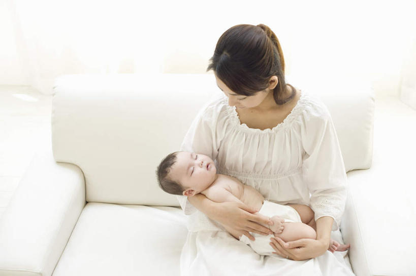 东方人,儿童,家庭,母亲,儿子,客厅,坐,闭眼,抱,睡,横图,俯视,室内,白天,纯洁,沙发,亚洲,注视,黄种人,小孩,观察,看,温暖,温馨,母子,一家人,可爱,母爱,童年,童趣,抱着,观看,和睦,察看,起居室,搂着,关注,布艺沙发,童真,烂漫,无邪,天真,男孩,年轻女性,女人,女性,亚洲人,孩子,年轻人,闭眼睛,闭着眼,闭着眼睛,怀抱,困,困觉,搂,搂抱,寝息,睡觉,相抱,拥抱,坐着,半身,彩图,高角度拍摄,融洽,男生