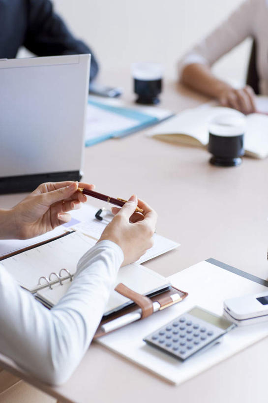 东方人,三个人,商务人士,商务男性,商务女性,坐,竖图,俯视,室内,白天,衬衫,计算器,电脑,笔记本电脑,桌子,杯子,亚洲,握,套装,计算,科学,网络,笔,瓷器,办公桌,墙,办公用品,记事本,咖啡杯,陶瓷制品,拿,拿着,黄种人,通讯设备,墙壁,墙面,文具,本子,笔记本,学习用品,握着,理财,财务,文具用品,无线,数学,瓷杯,通信设备,商务装,无线网络,无线上网,便携式电脑,工薪阶层,手提电脑,男人,男性,年轻男性,年轻女性,女人,女性,亚洲人,白领,上班族,坐着,半身,彩图,高角度拍摄,衬衣