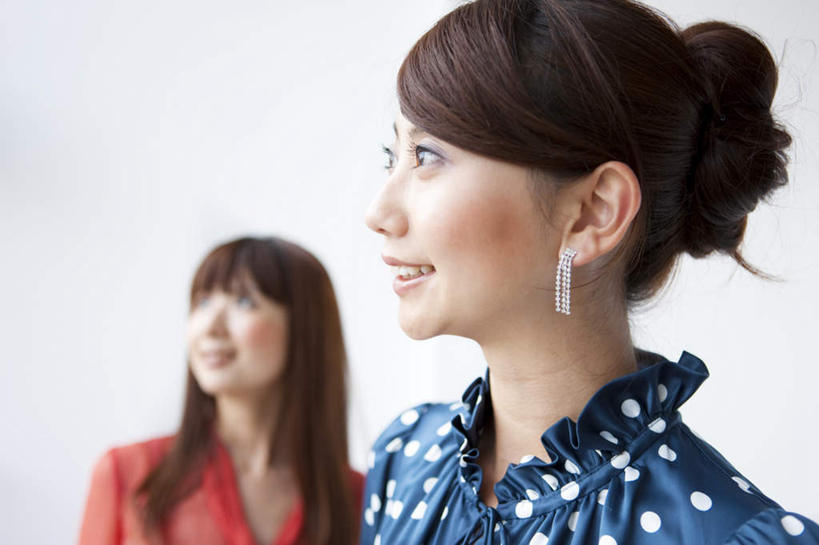 东方人,两个人,伙伴,朋友,商务人士,商务女性,站,笑,微笑,露齿笑,横图,室内,白天,正面,衬衫,友谊,亚洲,套装,装饰,图案,圆点,斑点,墙,注视,黄种人,墙壁,墙面,红色,蓝色,观察,看,站着,观看,华丽,修饰,耳坠,点缀,察看,关注,商务装,工薪阶层,衬托,美观,雅致,雅观,友情,年轻女性,女人,女性,亚洲人,白领,上班族,站立,半身,彩图,衬衣