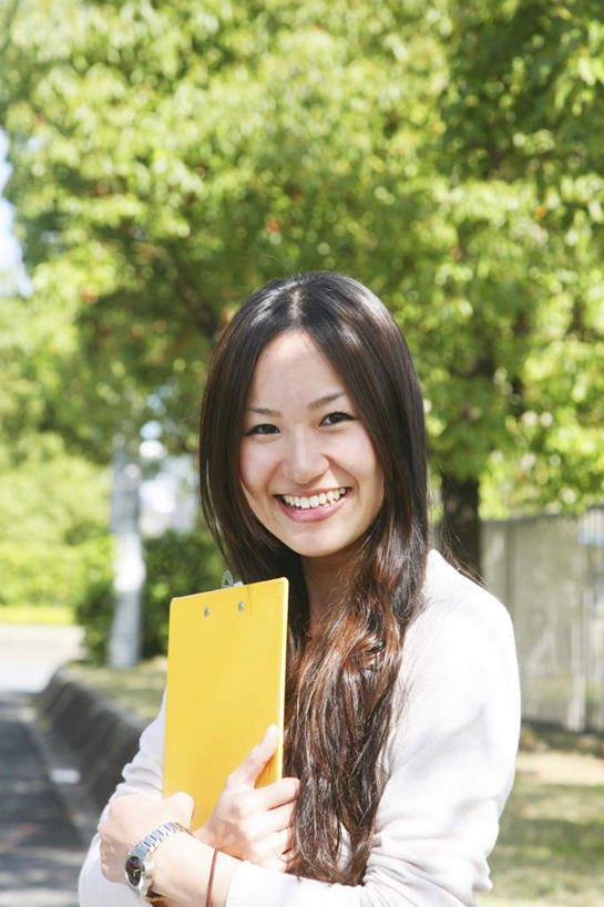 东方人,一个人,站,笑,双手交叉,微笑,露齿笑,竖图,室外,白天,正面,旅游,度假,美景,树林,植物,道路,路,公路,亚洲,仅一个年轻女性,仅一个女性,仅一个人,许多,阴影,时间,光线,材料,档案,时钟,手表,文件,影子,景观,交通,计时,注视,黄种人,娱乐,树,树木,绿色,阳光,自然,资料,钟表,观察,看,站着,享受,休闲,表,景色,放松,生长,成长,观看,腕表,察看,双手抱胸,关注,自然风光,文档,年轻女性,女人,女性,亚洲人,钟,马路,站立,半身,彩图