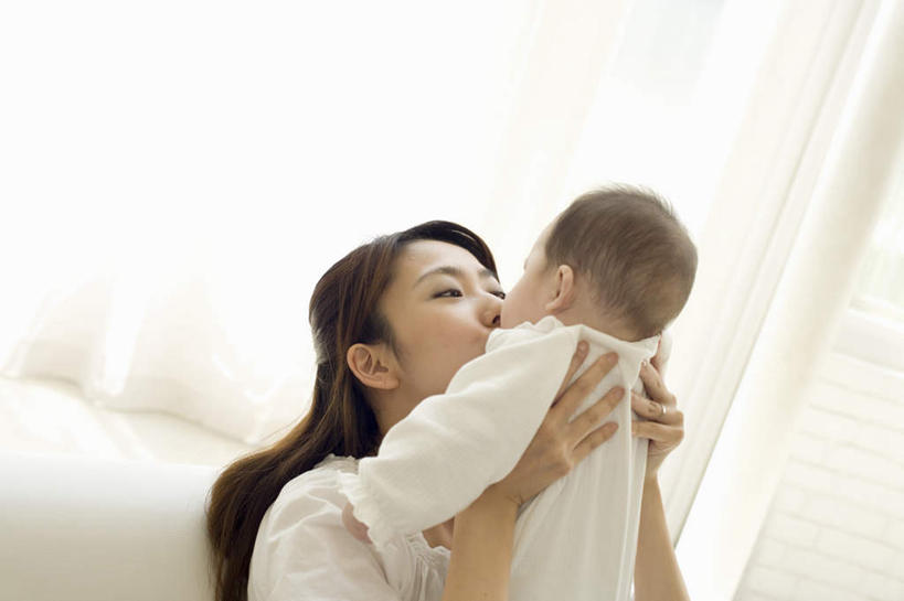 东方人,儿童,背部,家庭,母亲,儿子,站,举,抱,吻,横图,室内,白天,正面,纯洁,窗户,窗帘,落地窗,亚洲,注视,黄种人,玻璃窗,小孩,观察,看,托,站着,温暖,温馨,母子,一家人,可爱,母爱,童年,童趣,抱着,观看,和睦,察看,搂着,关注,童真,烂漫,无邪,天真,男孩,年轻女性,女人,女性,亚洲人,孩子,年轻人,怀抱,举起,举手,举着,搂,搂抱,亲,亲吻,相抱,向上举,向上伸,向上托,拥抱,站立,半身,彩图,融洽,男生