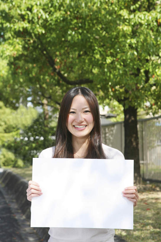 东方人,一个人,站,举,笑,微笑,露齿笑,竖图,室外,白天,正面,旅游,度假,美景,树林,植物,道路,路,公路,亚洲,仅一个年轻女性,仅一个女性,仅一个人,许多,握,阴影,光线,影子,景观,纸张,交通,拿,拿着,黄种人,娱乐,树,树木,绿色,阳光,自然,白纸,托,站着,享受,休闲,景色,放松,握着,生长,成长,自然风光,年轻女性,女人,女性,亚洲人,马路,举起,举手,举着,向上举,向上伸,向上托,站立,半身,彩图