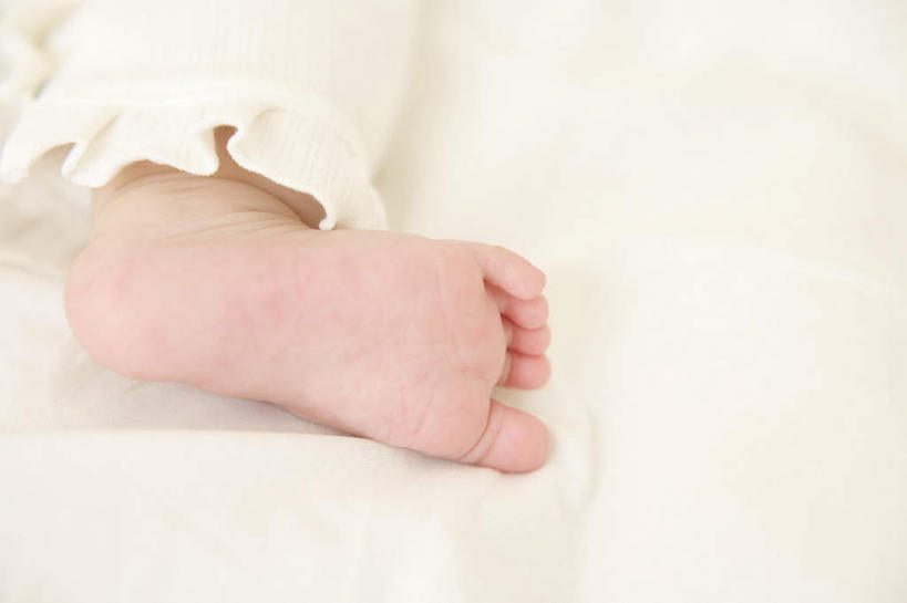 东方人,儿童,腿部,脚,脚趾,脚趾甲,腿,一个人,横图,俯视,室内,特写,白天,纯洁,床,亚洲,仅一个男性,仅一个人,阴影,反射,影子,床单,黄种人,被子,小孩,趴着,仅一个小孩,赤脚,可爱,童年,童趣,单人床,被单,童真,烂漫,无邪,天真,男孩,男人,男性,亚洲人,孩子,脚指甲,趴,半身,彩图,高角度拍摄,男生