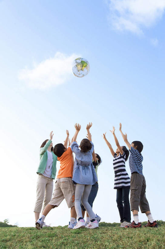 东方人,儿童,伙伴,朋友,站,举,笑,微笑,露齿笑,竖图,室外,白天,仰视,友谊,仪器,草地,草坪,海洋,植物,地图,亚洲,网格,地球仪,线条,世界地图,地球,陆地,云,云朵,许多人,全球,云彩,注视,黄种人,球,草,小孩,蓝色,绿色,白云,蓝天,天空,经纬线,模型,天,观察,看,托,站着,一群人,球体,同学,地理,国家,晴朗,观看,大陆,察看,世界,校友,关注,纬线,版图,经线,经纬仪,地理学,同窗,学友,友情,男孩,男人,男性,女孩,女人,女性,亚洲人,晴空,举起,举手,举着,抬头,向上举,向上伸,向上托,仰头,站立,彩图,低角度拍摄,全身,大洋,大洲,男生,女生