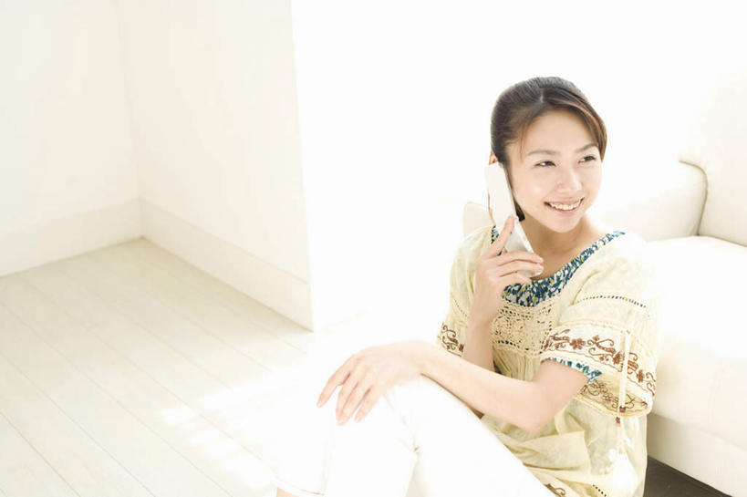 东方人,一个人,坐,举,笑,打电话,微笑,露齿笑,横图,俯视,室内,白天,地板,沙发,电话,手机,亚洲,仅一个年轻女性,仅一个女性,仅一个人,握,阴影,光线,影子,地面,拿,拿着,注视,黄种人,通讯设备,木地板,阳光,观察,看,托,握着,观看,察看,关注,布艺沙发,交流,年轻女性,女人,女性,亚洲人,沟通,举起,举手,举着,通话,向上举,向上伸,向上托,坐着,半身,彩图,高角度拍摄