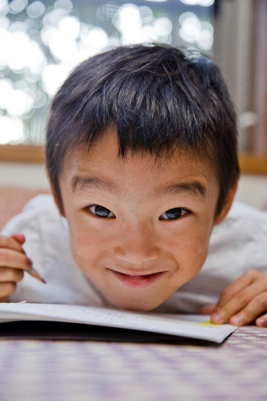东方人,儿童,一个人,坐,笑,微笑,竖图,室内,白天,正面,纯洁,窗户,桌子,亚洲,仅一个男性,仅一个人,笔,墙,办公用品,记事本,注视,黄种人,玻璃窗,墙壁,墙面,文具,小孩,本子,笔记本,学习用品,观察,看,趴着,仅一个小孩,可爱,童年,童趣,观看,文具用品,察看,关注,童真,烂漫,无邪,天真,男孩,男人,男性,亚洲人,孩子,趴,坐着,半身,彩图,男生