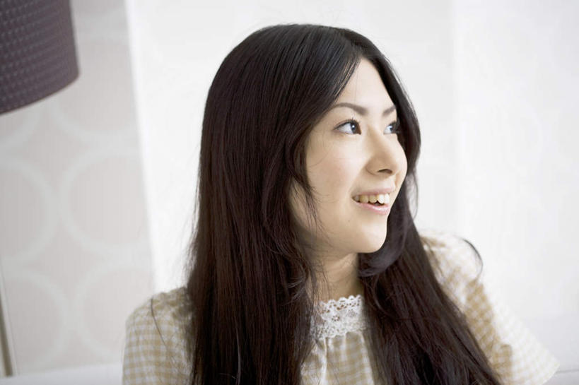 东方人,一个人,坐,笑,微笑,露齿笑,横图,室内,白天,侧面,亚洲,仅一个年轻女性,仅一个女性,仅一个人,墙,注视,黄种人,墙壁,墙面,观察,看,观看,察看,关注,年轻女性,女人,女性,亚洲人,坐着,半身,彩图