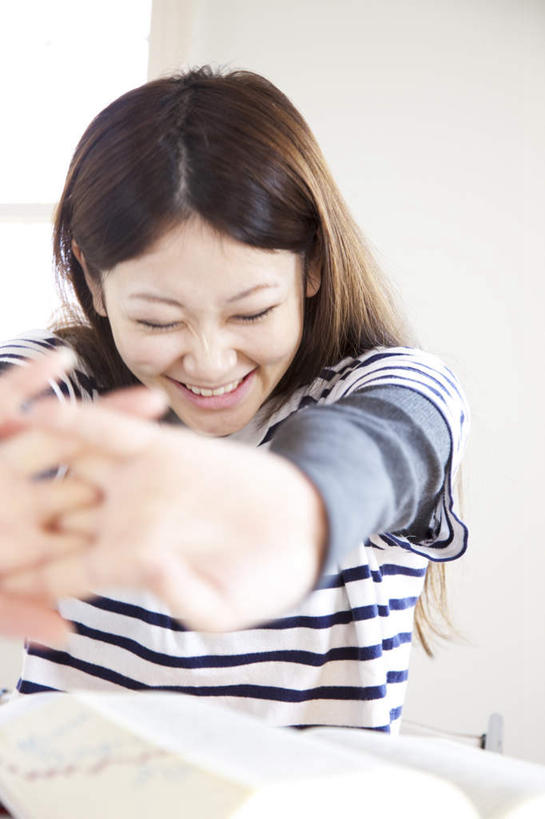 东方人,一个人,坐,举,笑,交叉,微笑,露齿笑,竖图,室内,白天,正面,桌子,亚洲,仅一个年轻女性,仅一个女性,仅一个人,撑,材料,档案,文件,墙,黄种人,墙壁,墙面,资料,托,撑着,文档,相交,交集,年轻女性,女人,女性,亚洲人,举起,举手,举着,向上举,向上伸,向上托,坐着,半身,彩图