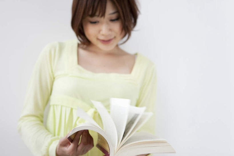 东方人,一个人,站,举,笑,微笑,露齿笑,横图,室内,白天,正面,看书,阅读,书籍,亚洲,仅一个年轻女性,仅一个女性,仅一个人,握,学习,墙,拿,拿着,注视,黄种人,墙壁,墙面,书本,观察,看,托,站着,读书,浏览,握着,观看,察看,关注,年轻女性,女人,女性,亚洲人,书,图书,举起,举手,举着,向上举,向上伸,向上托,站立,半身,彩图