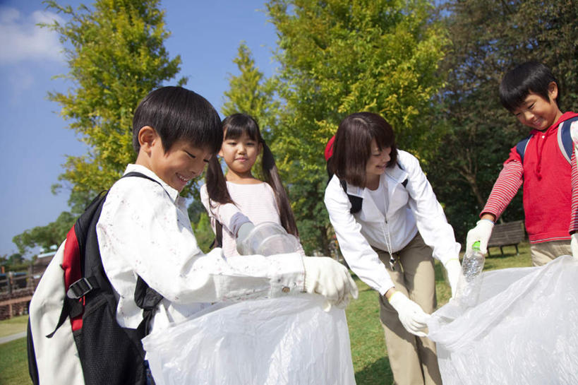 东方人,儿童,四个人,伙伴,朋友,教师,站,笑,微笑,露齿笑,横图,室外,白天,正面,旅游,度假,友谊,草地,草坪,美景,树林,植物,袋子,亚洲,许多,握,包,书包,景观,云,云朵,拿,云彩,拿着,注视,黄种人,娱乐,草,树,树木,小孩,蓝色,绿色,白云,蓝天,天空,自然,背包,瓶子,塑料制品,天,观察,看,站着,享受,休闲,同学,塑料瓶,景色,放松,握着,生长,晴朗,成长,观看,垃圾袋,察看,校友,关注,自然风光,同窗,学友,友情,男孩,男人,男性,年轻女性,女孩,女人,女性,亚洲人,讲师,教授,老师,晴空,站立,半身,彩图,双肩包,男生,女生