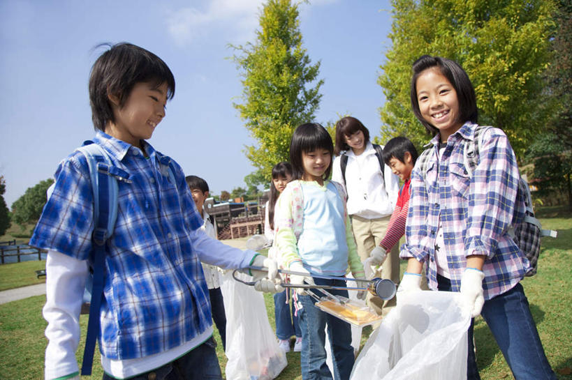 东方人,儿童,伙伴,朋友,教师,栏杆,站,笑,微笑,露齿笑,横图,室外,白天,正面,旅游,度假,友谊,草地,草坪,河流,美景,树林,水,植物,袋子,亚洲,许多,握,包,钳子,书包,河水,景观,水流,云,云朵,围栏,许多人,拿,云彩,拿着,注视,黄种人,娱乐,护栏,草,树,树木,小孩,蓝色,绿色,白云,蓝天,天空,自然,背包,瓶子,塑料制品,天,观察,看,站着,一群人,享受,休闲,同学,塑料瓶,景色,放松,握着,生长,晴朗,成长,观看,垃圾袋,察看,校友,关注,自然风光,同窗,学友,友情,男孩,男人,男性,年轻女性,女孩,女人,女性,亚洲人,讲师,教授,老师,晴空,站立,半身,彩图,双肩包,男生,女生