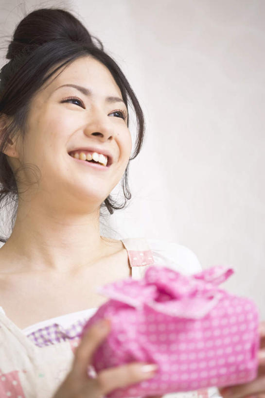 东方人,一个人,站,笑,微笑,露齿笑,竖图,室内,白天,仰视,礼盒,礼物,亚洲,仅一个年轻女性,仅一个女性,仅一个人,握,纸盒,墙,拿,拿着,注视,黄种人,墙壁,墙面,盒子,包装盒,礼品盒,观察,看,站着,握着,礼品,观看,察看,关注,年轻女性,女人,女性,亚洲人,站立,半身,彩图,低角度拍摄