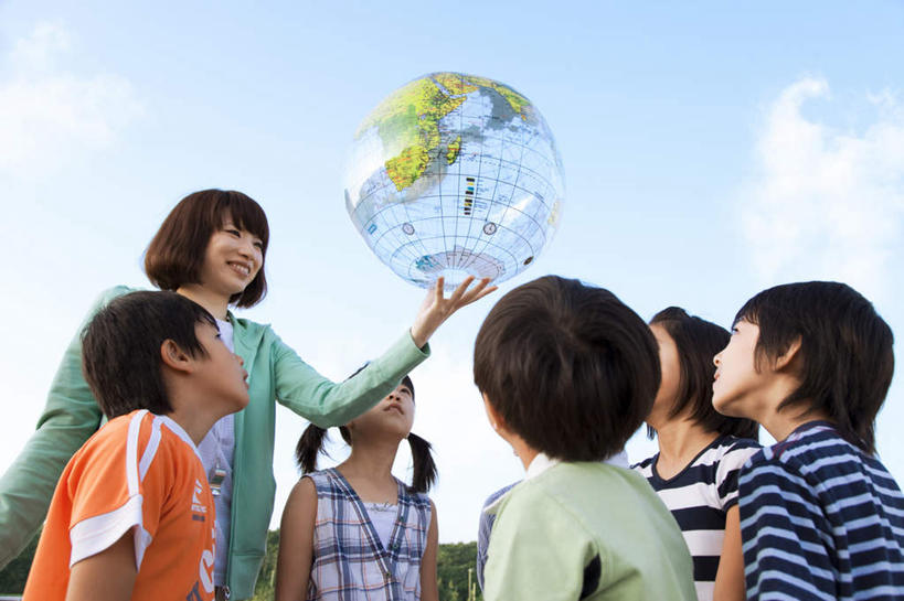 东方人,儿童,伙伴,朋友,教师,站,举,笑,微笑,露齿笑,横图,室外,白天,仰视,友谊,仪器,海洋,地图,亚洲,网格,地球仪,线条,世界地图,地球,陆地,云,云朵,许多人,全球,云彩,注视,黄种人,球,小孩,蓝色,白云,蓝天,天空,经纬线,模型,天,观察,看,托,站着,一群人,球体,同学,地理,国家,晴朗,观看,大陆,察看,世界,校友,关注,纬线,版图,经线,经纬仪,地理学,同窗,学友,友情,男孩,男人,男性,女孩,女人,女性,亚洲人,讲师,教授,老师,晴空,举起,举手,举着,抬头,向上举,向上伸,向上托,仰头,站立,半身,彩图,低角度拍摄,大洋,大洲,男生,女生