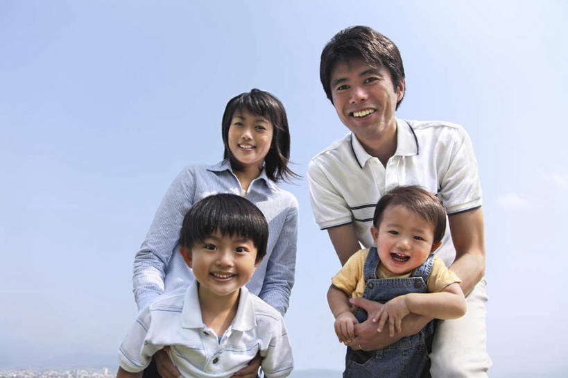 东方人,儿童,家庭,夫妻,母亲,父亲,儿子,站,抱,笑,微笑,露齿笑,横图,室外,白天,仰视,爱情,纯洁,亚洲,浪漫,注视,黄种人,小孩,蓝色,蓝天,天空,天,观察,看,站着,温暖,温馨,父子,母子,一家人,恩爱,父爱,可爱,母爱,童年,童趣,恋人,晴朗,抱着,观看,和睦,察看,搂着,关注,童真,烂漫,无邪,万里无云,天真,男孩,男人,男性,年轻男性,年轻女性,女人,女性,亚洲人,孩子,年轻人,夫妇,情侣,晴空,晴空万里,怀抱,搂,搂抱,相抱,拥抱,站立,半身,彩图,低角度拍摄,伴侣,融洽,男生