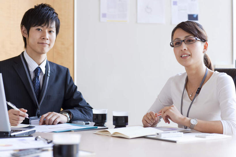 东方人,两个人,同事,商务人士,商务男性,商务女性,坐,举,笑,微笑,露齿笑,横图,室内,白天,正面,衬衫,成功,合作,团队,集体,信心,电脑,笔记本电脑,桌子,杯子,椅子,亚洲,握,套装,时间,网络,材料,瓷器,档案,时钟,手表,文件,墙,咖啡杯,陶瓷制品,拿,计时,拿着,注视,黄种人,通讯设备,队伍,墙壁,墙面,资料,钟表,观察,看,托,表,握着,观看,腕表,察看,无线,领导,成就,关注,文档,瓷杯,通信设备,商务装,无线网络,合伙,领袖,无线上网,便携式电脑,工薪阶层,手提电脑,男人,男性,年轻男性,年轻女性,女人,女性,亚洲人,白领,上班族,钟,举起,举手,举着,向上举,向上伸,向上托,坐着,半身,彩图,衬衣