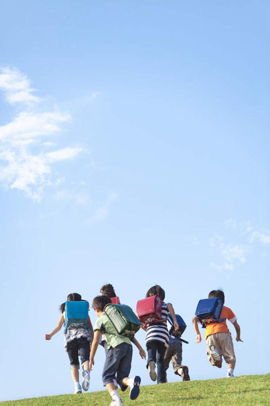 儿童,伙伴,朋友,跑,竖图,室外,白天,仰视,锻炼,友谊,运动,草地,草坪,植物,包,书包,云,云朵,许多人,云彩,草,小孩,蓝色,绿色,白云,蓝天,天空,背包,天,一群人,同学,晴朗,校友,同窗,学友,体育,友情,男孩,男人,男性,女孩,女人,女性,晴空,跑步,彩图,低角度拍摄,全身,健身,双肩包,男生,女生