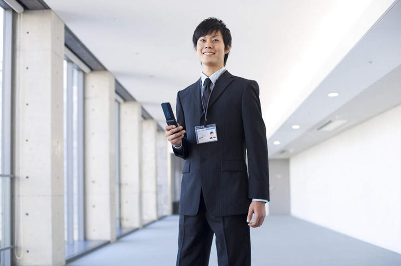 东方人,一个人,商务人士,商务男性,站,笑,微笑,露齿笑,横图,室内,白天,仰视,衬衫,窗户,照明,亚洲,仅一个男性,仅一个人,套装,材料,档案,文件,墙,灯光,注视,黄种人,顶灯,玻璃窗,墙壁,墙面,灯,仅一个年轻男性,资料,灯具,观察,看,站着,观看,照亮,察看,照明设备,关注,文档,商务装,工薪阶层,男人,男性,年轻男性,亚洲人,白领,上班族,站立,半身,彩图,低角度拍摄,衬衣