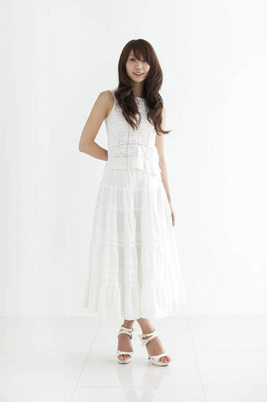 东方人,一个人,站,笑,微笑,竖图,室内,白天,白色背景,正面,凉鞋,裙子,鞋子,亚洲,仅一个年轻女性,仅一个女性,仅一个人,连衣裙,注视,黄种人,白色,黑色,观察,看,站着,摄影,影棚,观看,察看,关注,背手,年轻女性,女人,女性,亚洲人,长发,站立,彩图,全身,影棚拍摄,拍摄