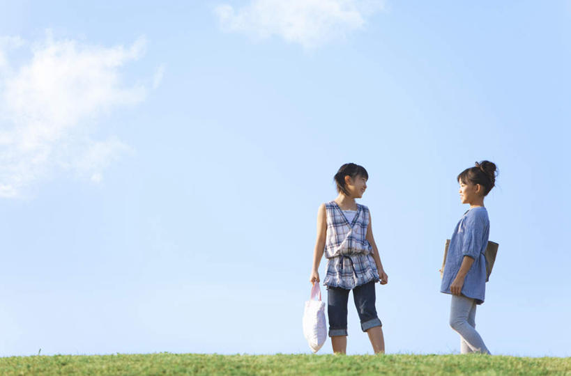 东方人,儿童,两个人,伙伴,朋友,站,笑,微笑,露齿笑,横图,室外,白天,正面,友谊,草地,草坪,植物,亚洲,包,皮包,云,云朵,云彩,黄种人,相视,草,小孩,蓝色,绿色,白云,蓝天,天空,天,站着,同学,面对面,晴朗,对视,单肩包,校友,相对,相看,同窗,学友,友情,女孩,女人,女性,亚洲人,晴空,站立,彩图,全身,女生