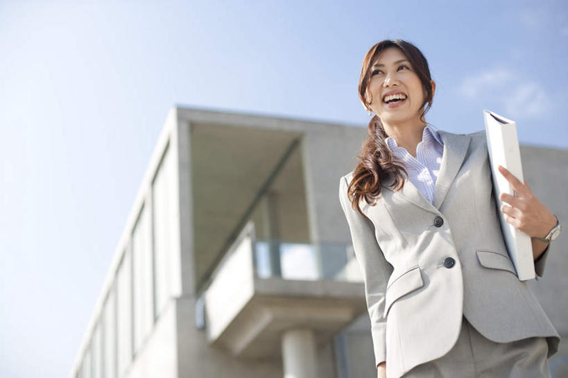 东方人,一个人,商务人士,商务女性,家,站,举,笑,微笑,露齿笑,横图,室外,白天,仰视,亚洲,仅一个年轻女性,仅一个女性,仅一个人,握,套装,时间,材料,档案,时钟,手表,文件,房屋,屋子,拿,计时,拿着,注视,黄种人,楼房,住宅,蓝色,蓝天,天空,资料,钟表,天,观察,看,托,站着,表,握着,晴朗,观看,腕表,察看,关注,文档,商务装,工薪阶层,万里无云,年轻女性,女人,女性,亚洲人,白领,上班族,钟,晴空,晴空万里,举起,举手,举着,向上举,向上伸,向上托,站立,半身,彩图,低角度拍摄,房子