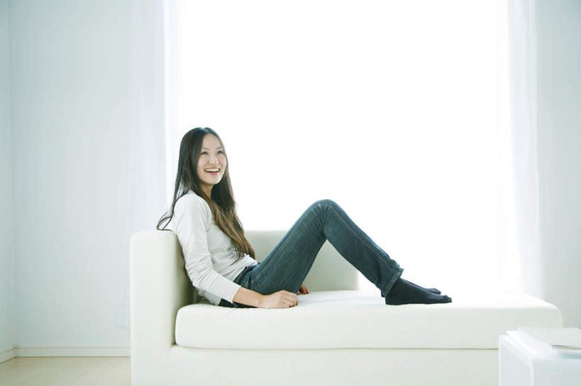 东方人,一个人,客厅,坐,笑,微笑,露齿笑,横图,室内,白天,侧面,窗户,地板,落地窗,沙发,书籍,亚洲,仅一个年轻女性,仅一个女性,仅一个人,服装,裤子,墙,地面,注视,牛仔裤,休闲装,黄种人,木地板,玻璃窗,墙壁,墙面,衣服,观察,看,靠,靠着,休闲,休闲服,服饰,观看,察看,起居室,关注,布艺沙发,客堂,年轻女性,女人,女性,亚洲人,长发,卷发,书,图书,坐着,彩图,全身