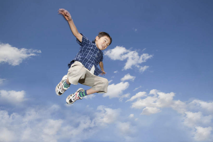 东方人,儿童,一个人,跳,伸展双臂,横图,室外,白天,仰视,亚洲,仅一个男性,仅一个人,惊讶,包,书包,云,云朵,半空,云彩,注视,黄种人,小孩,蓝色,白云,蓝天,天空,背包,天,观察,看,张嘴,仅一个小孩,晴朗,观看,察看,关注,张大嘴巴,恐惧,男孩,男人,男性,亚洲人,孩子,晴空,张开嘴,敞开双臂,伸开双臂,跳跃,展开双肩,张开手臂,张开双臂,彩图,低角度拍摄,全身,双肩包,男生
