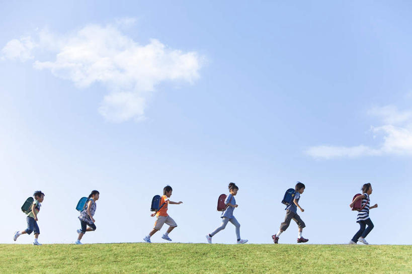 儿童,走,跳,笑,微笑,露齿笑,横图,室外,白天,仰视,旅游,度假,草地,草坪,美景,植物,一排,整齐,包,书包,景观,云,云朵,许多人,云彩,娱乐,草,排列,小孩,蓝色,绿色,白云,蓝天,天空,自然,背包,天,一群人,享受,休闲,景色,放松,晴朗,队列,自然风光,男孩,男人,男性,女孩,女人,女性,晴空,步行,散步,跳跃,走路,彩图,低角度拍摄,全身,双肩包,男生,女生