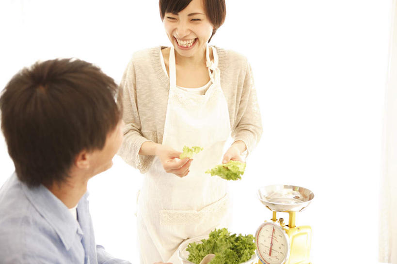 东方人,家庭,夫妻,家庭主妇,站,坐,举,笑,微笑,露齿笑,横图,室内,白天,白色背景,正面,爱情,仪器,蔬菜,叶子,亚洲,一堆,许多,握,堆叠,堆积,服装,新鲜,围裙,墙,生菜,莴苣,食品,绿叶,浪漫,拿,拿着,注视,休闲装,黄种人,相视,墙壁,墙面,食物,衣服,观察,看,托,站着,休闲,温暖,温馨,一家人,面对面,休闲服,嫩叶,恩爱,握着,恋人,服饰,有机食品,绿色食品,观看,堆,对视,和睦,察看,衡量,关注,相对,计量,台秤,相看,衡器,春菜,鹅仔菜,莴仔菜,千金菜,叶用莴苣,男人,男性,年轻男性,年轻女性,女人,女性,亚洲人,年轻人,夫妇,情侣,叶,叶片,秤,主妇,举起,举手,举着,向上举,向上伸,向上托,站立,坐着,半身,彩图,伴侣,融洽