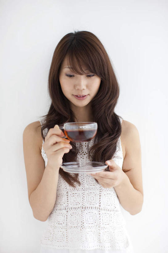 东方人,一个人,站,举,竖图,室内,白天,正面,幸福,茶,杯子,托盘,玻璃,亚洲,仅一个年轻女性,仅一个女性,仅一个人,握,墙,茶叶,饮品,拿,拿着,注视,黄种人,娱乐,墙壁,墙面,玻璃制品,水杯,花茶,观察,看,托,站着,享受,休闲,温馨,放松,乐趣,握着,保健,养生,观看,花草茶,察看,舒适,关注,香花茶,香片,熏花茶,年轻女性,女人,女性,亚洲人,长发,卷发,茶杯,举起,举手,举着,向上举,向上伸,向上托,站立,半身,彩图