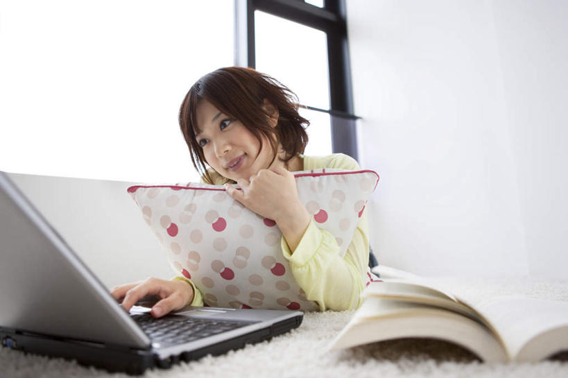 东方人,一个人,客厅,举,笑,微笑,横图,室内,白天,正面,电脑,笔记本电脑,窗户,靠垫,沙发,书籍,亚洲,仅一个年轻女性,仅一个女性,仅一个人,网络,墙,靠枕,注视,黄种人,通讯设备,玻璃窗,墙壁,墙面,垫子,枕头,观察,看,托,搭,观看,察看,无线,起居室,搭着,关注,通信设备,无线网络,布艺沙发,无线上网,便携式电脑,手提电脑,年轻女性,女人,女性,亚洲人,书,图书,举起,举手,举着,向上举,向上伸,向上托,半身,彩图