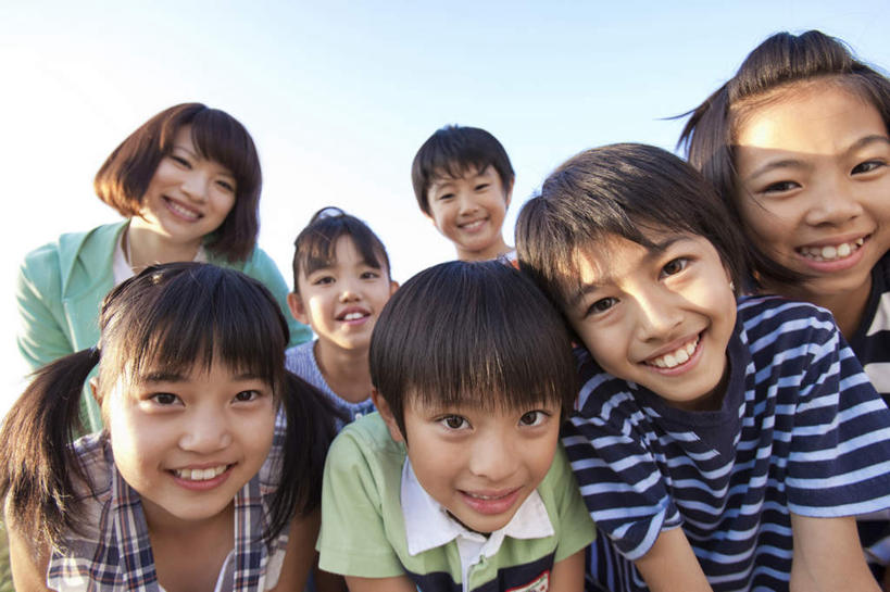 东方人,儿童,伙伴,朋友,教师,站,笑,微笑,露齿笑,横图,室外,白天,仰视,友谊,纯洁,亚洲,弯腰,阴影,光线,影子,许多人,注视,黄种人,小孩,蓝色,蓝天,天空,阳光,天,观察,看,站着,一群人,同学,可爱,童年,童趣,晴朗,观看,察看,校友,关注,童真,烂漫,无邪,万里无云,弯身,同窗,学友,天真,友情,男孩,男人,男性,年轻女性,女孩,女人,女性,亚洲人,讲师,教授,老师,晴空,晴空万里,站立,半身,彩图,低角度拍摄,男生,女生