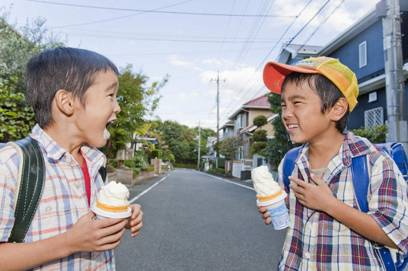 东方人,儿童,两个人,家,站,举,笑,微笑,露齿笑,横图,室外,白天,正面,旅游,度假,纯洁,美景,树林,植物,道路,路,公路,帽子,亚洲,许多,握,电力,包,电线,电线杆,书包,线,房屋,屋子,景观,冰激凌,电能,交通,清凉,拿,线路,拿着,注视,黄种人,娱乐,运动帽,楼房,相视,住宅,树,树木,小孩,蓝色,绿色,蓝天,天空,自然,背包,冷饮,天,观察,看,托,站着,张嘴,享受,休闲,舒服,面对面,鸭舌帽,冰淇淋,景色,放松,可爱,童年,童趣,握着,生长,晴朗,成长,观看,对视,电,电源,解暑,察看,关注,解渴,自然风光,相对,能量,雪糕,张大嘴巴,童真,烂漫,无邪,舒爽,万里无云,相看,冰糕,消暑,天真,男孩,男人,男性,亚洲人,晴空,晴空万里,马路,张开嘴,举起,举手,举着,向上举,向上伸,向上托,站立,半身,彩图,房子,双肩包,男生