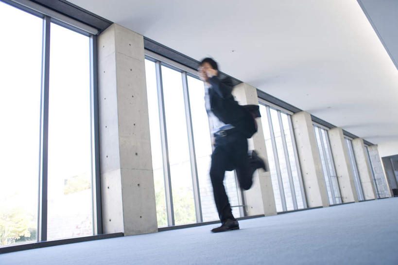 东方人,一个人,商务人士,商务男性,跑,举,打电话,横图,室内,白天,仰视,衬衫,锻炼,运动,窗户,落地窗,天花板,电话,手机,亚洲,仅一个男性,仅一个人,握,套装,包,公文包,墙,拿,拿着,黄种人,通讯设备,玻璃窗,墙壁,墙面,仅一个年轻男性,托,握着,公事包,商务装,工薪阶层,交流,体育,男人,男性,年轻男性,亚洲人,白领,上班族,沟通,举起,举手,举着,跑步,通话,向上举,向上伸,向上托,彩图,低角度拍摄,全身,衬衣,健身