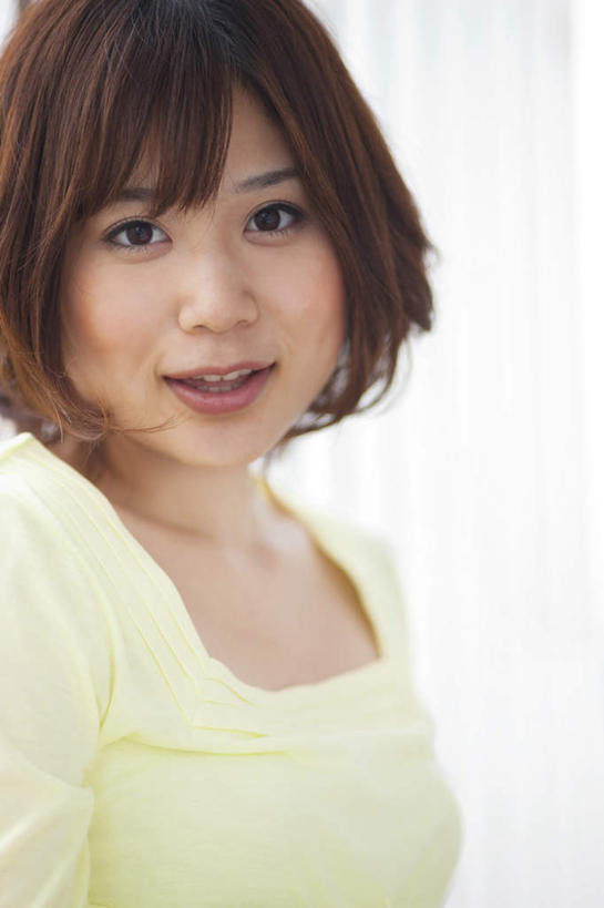 东方人,一个人,站,笑,微笑,露齿笑,竖图,室内,特写,白天,正面,窗户,窗帘,亚洲,仅一个年轻女性,仅一个女性,仅一个人,服装,注视,休闲装,黄种人,玻璃窗,衣服,观察,看,站着,休闲,休闲服,服饰,观看,察看,关注,年轻女性,女人,女性,亚洲人,站立,半身,彩图,短发