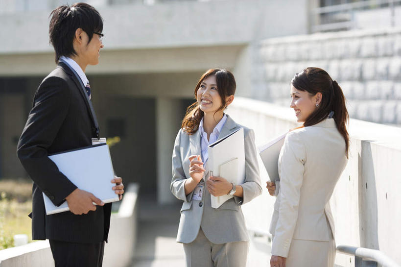 东方人,三个人,同事,商务人士,商务男性,商务女性,家,站,笑,说,微笑,露齿笑,横图,室外,白天,正面,衬衫,讨论,成功,合作,团队,集体,信心,亚洲,握,阴影,套装,光线,材料,档案,文件,影子,房屋,墙,屋子,拿,拿着,注视,黄种人,队伍,楼房,墙壁,墙面,住宅,阳光,资料,观察,看,站着,握着,观看,察看,领导,成就,关注,文档,商务装,合伙,领袖,工薪阶层,交流,男人,男性,年轻男性,年轻女性,女人,女性,亚洲人,白领,上班族,沟通,讲话,交谈,商讨,说话,谈话,站立,半身,彩图,衬衣,房子