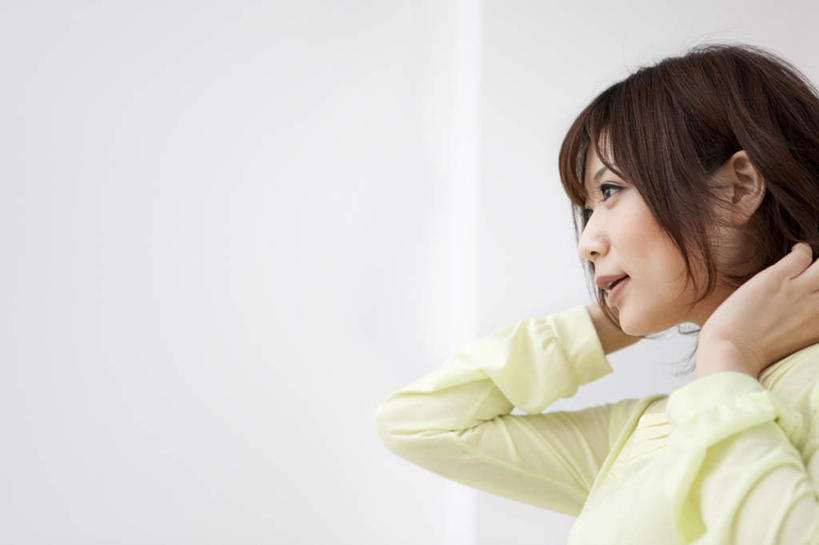 东方人,一个人,站,举,笑,微笑,横图,室内,白天,侧面,亚洲,仅一个年轻女性,仅一个女性,仅一个人,服装,墙,注视,休闲装,黄种人,墙壁,墙面,衣服,黄色,观察,看,托,站着,休闲,休闲服,服饰,观看,察看,关注,年轻女性,女人,女性,亚洲人,举起,举手,举着,向上举,向上伸,向上托,站立,半身,彩图