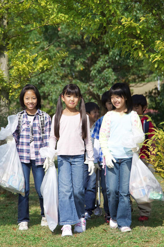 东方人,儿童,伙伴,朋友,走,笑,微笑,竖图,室外,白天,正面,旅游,度假,友谊,草地,草坪,美景,植物,袋子,亚洲,一棵,握,阴影,环保,光线,影子,景观,枝条,许多人,拿,拎,拿着,注视,黄种人,娱乐,塑料袋,草,树,树干,树木,树枝,小孩,绿色,阳光,自然,观察,看,一群人,享受,休闲,同学,景色,放松,握着,生长,成长,观看,垃圾袋,察看,校友,关注,自然风光,低碳,同窗,学友,友情,男孩,男人,男性,女孩,女人,女性,亚洲人,步行,散步,走路,彩图,全身,男生,女生,拎着
